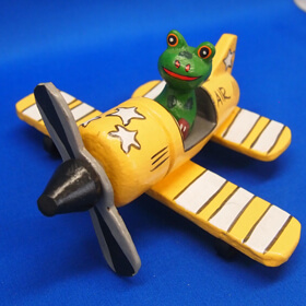 飛行機に乗るカエルの置物