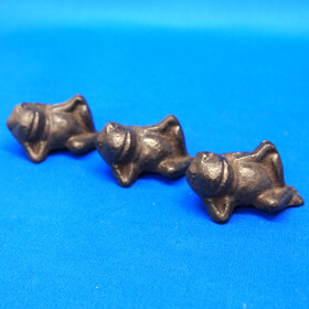 寝そべるカエルの鋳物