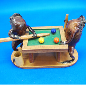ビリヤードをするカエルの置物