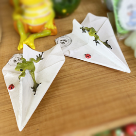 紙ひこうきとカエル