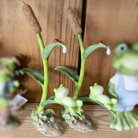 葉っぱの上で眠るカエルの置物