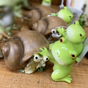 カエルとカタツムリの置物